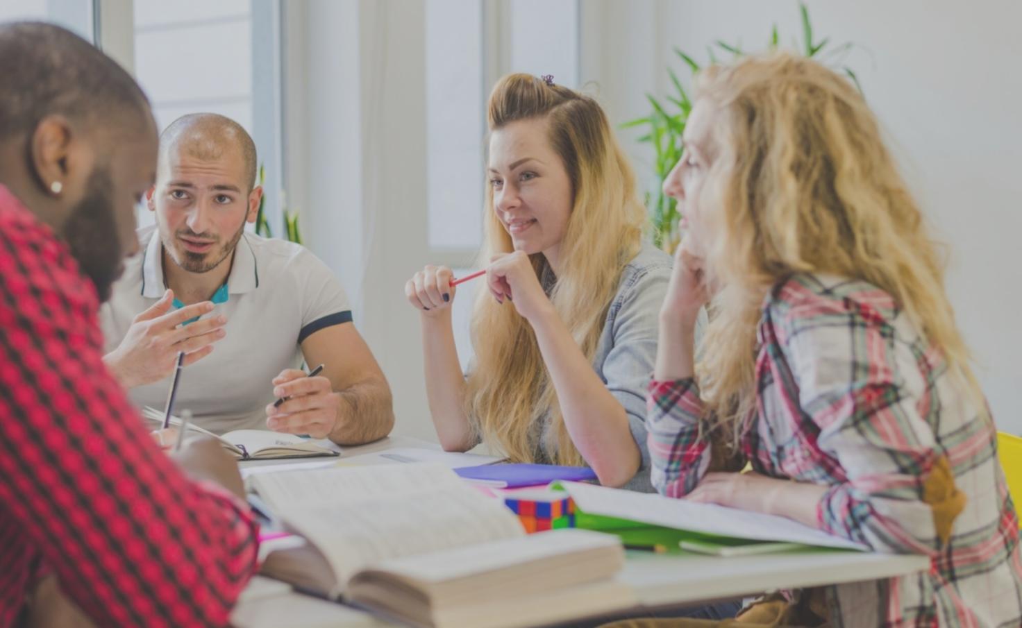 Familie beim gemeinsamen Budgetplanning am Küchentisch