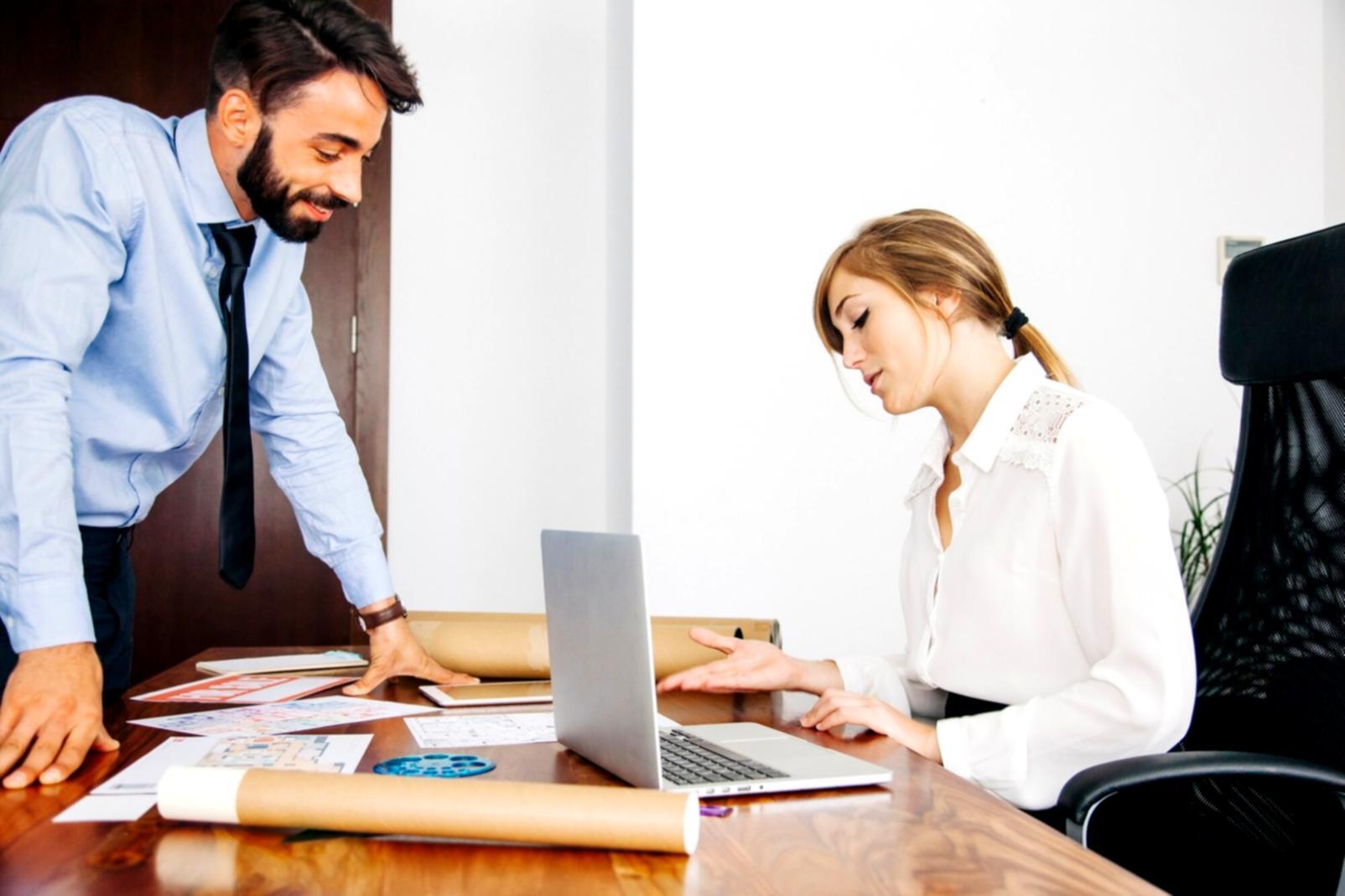 Beratungsgespräch mit Finanzunterlagen auf dem Tisch
